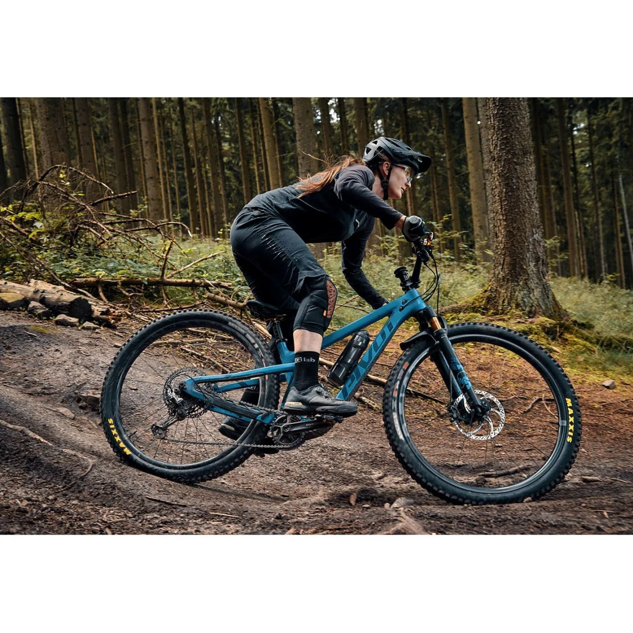 Fidlock Twist 800 27oz Water Bottle with Bike Base- Water Bottles & Cages