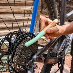 mountainFLOW eco-wax Bamboo Drivetrain Cleaning Brush- Cleaning Supplies